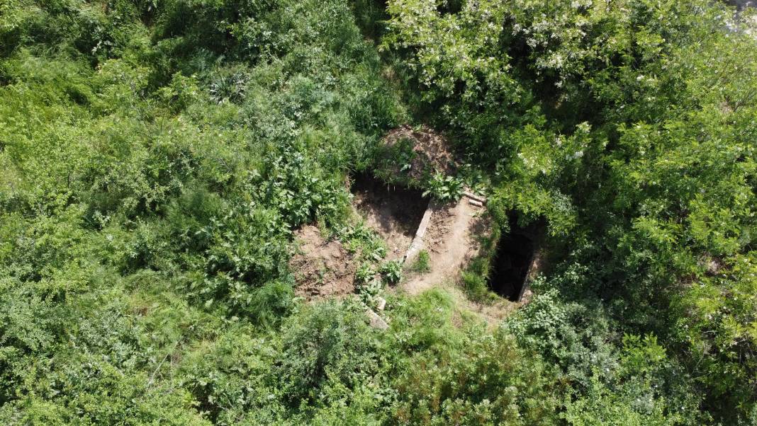 19. Yüzyıldan Kalma Katolik Mezarlığı, Soygunlarla Yok Oluyor! Değerli Eşyalar Tahribatı Hızlandırmış 2